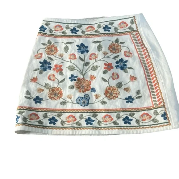 Francesca's Mi Amore beautiful BoHo embroidery skirt, mini white colorful - Picture 2 of 6